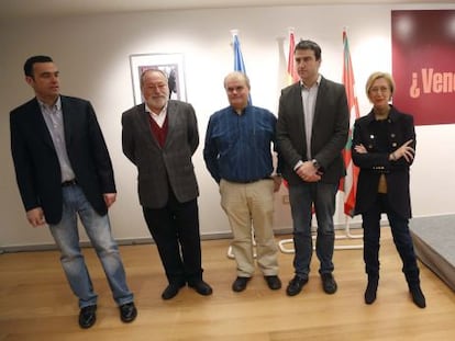 Desde la derecha, Rosa Díez, Maneiro, Carlos Martínez Gorriarán, Savater y Rubén Múgica, en el acto de UPyD en San Sebastián.