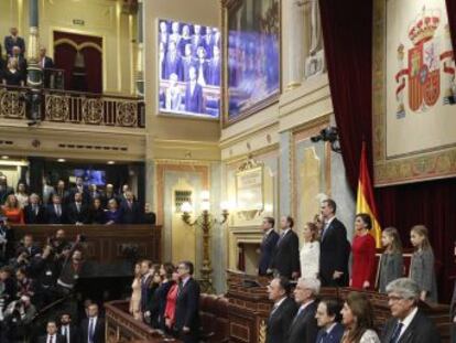 Felipe VI insta a sumar los logros de la Ley Fundamental a los cambios en la manera de vivir de los españoles.