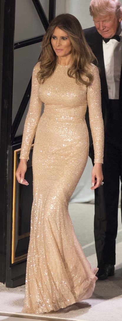 El vestido de lentejuelas color champán que eligió Melania Trump está firmado por Reem Acra, un diseñador libanés. 