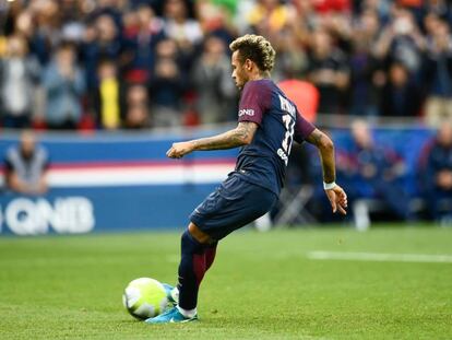 Neymar lanza el penalti frente al Girondins de Burdeos.