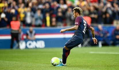 Neymar lanza el penalti frente al Girondins de Burdeos.