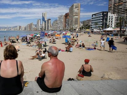 Jubilados en una playa de Benidorm.