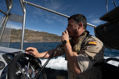 El comandante Roberto Ortiz Pérez, en un ejercicio de desminado subacuático en Cartagena (Murcia), el 22 de noviembre de 2024.