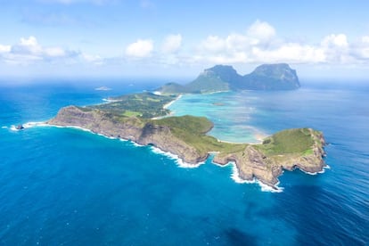 Hay que desconectar (móviles incluidos) y darse prisa para disfrutar de esta experiencia única: recorrer una pequeña y apartada isla australiana (no llega a 15 kilómetros cuadrados de extensión), de orografía espectacular (es patrimonio mundial) y que solo permite el acceso de 400 visitantes al mismo tiempo, a los que se anima a participar en una serie de proyectos ecológicos. <a href="https://elviajero.elpais.com/elviajero/2018/03/12/album/1520878004_492086.html" target="_blank">Lord Howe</a> (en la foto) está a 600 kilómetros de la costa este de Australia y disfruta del arrecife de coral más meridional del mundo. En <a href="https://www.lordhoweisland.info/" target="_blank">la isla</a> no hay cobertura para móviles y todo invita a relajarse, disfrutar del buceo, ascender al monte Gower (con guía) y explorar la laguna interior en busca de tortugas.