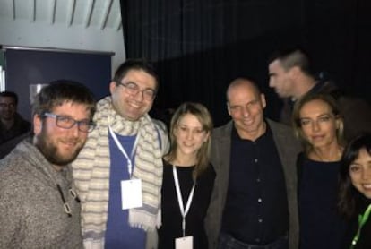 Varoufakis (en el centro), rodeado, entre otros por el concejal Carlos Sánchez Mato (con bufanda).