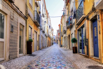 Rua Arronches Junqueiro, in the historic center of Setúbal.