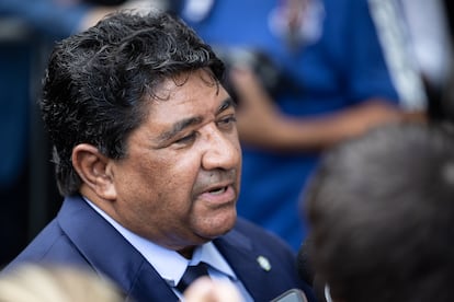  El presidente de la CBF, Ednaldo Rodrigues, asiste al velatorio de Edson Arantes do Nascimento 'Pelé' hoy, en el estadio Vila Belmiro de la ciudad de Santos (Brasil). 