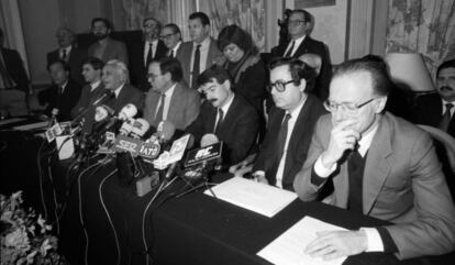 Sartorius (primero por la derecha), Iglesias (tercero) y, tras &eacute;l, Cristina Almeida, en la presentaci&oacute;n de Izquierda Unida en abril de 1986. 