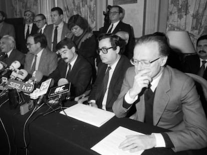 Sartorius (primero por la derecha), Iglesias (tercero) y, tras &eacute;l, Cristina Almeida, en la presentaci&oacute;n de Izquierda Unida en abril de 1986. 