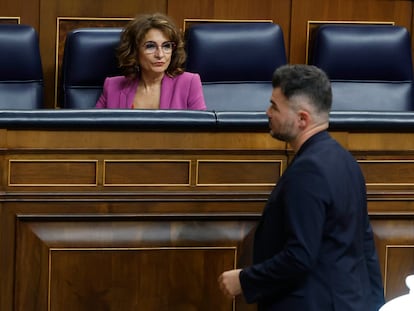 La vicepresidenta primera del Gobierno, María Jesús Montero, y el portavoz parlamentario de ERC, Gabriel Rufián, este martes en el Congreso.