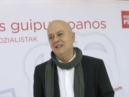 Odón Elorza, diputado socialista en el Congreso, antes de la rueda de prensa en la sede del PSE de Gipuzkoa.