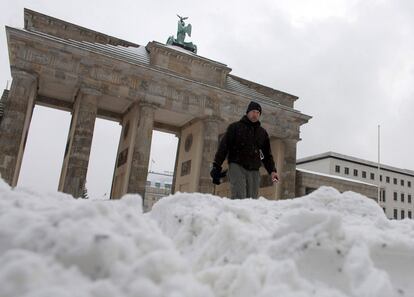 La nieve se amontona cerca de la Puerta de Brandeburgo en Berlín (Alemania).