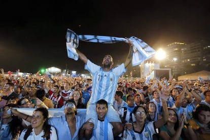 Argentinos celebram em Copacabana a vaga na final. 