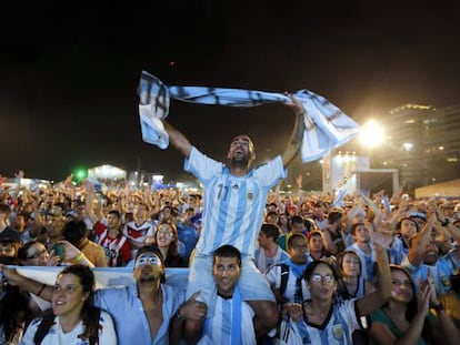 Argentinos celebram em Copacabana a vaga na final. 