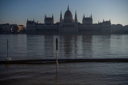Efecto de una reciente inundación registrada en Budapest, en una imagen tomada este 28 de diciembre.