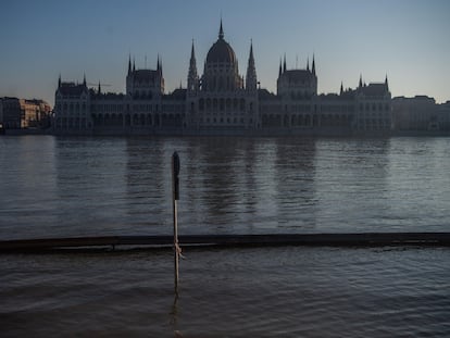 Efecto de una reciente inundación registrada en Budapest, en una imagen tomada este 28 de diciembre.