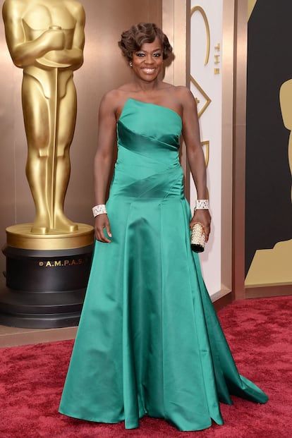 Viola Davis con un vestido palabra de honor verde de Escada en la alfombra roja de los Oscar 2014.