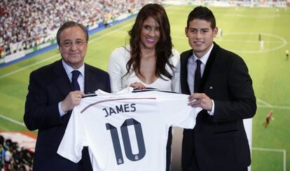 James Rodr&iacute;guez y su mujer, Daniela, con la camiseta del Real Madrid, junto a Florentino P&eacute;rez.