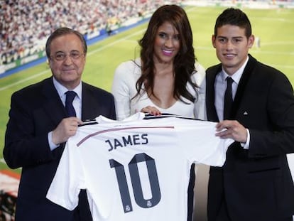 James Rodr&iacute;guez y su mujer, Daniela, con la camiseta del Real Madrid, junto a Florentino P&eacute;rez.