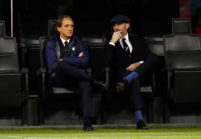 El entrenador de Italia, Roberto Mancini (izquierda), con el jefe de delegación Gianluca Vialli, antes de uno de los partidos de la Eurocopa