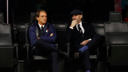 El entrenador de Italia, Roberto Mancini (izquierda), con el jefe de delegación Gianluca Vialli, antes de uno de los partidos de la Eurocopa