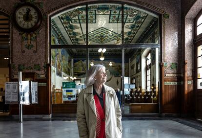 La autora posa en el vestíbulo de la estación Nord, con la decoración modernista entre la que se mueven las dos protagonistas de 'La presidenta'.