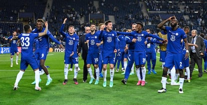 Los jugadores del Chelsea celebran la victoria en la final de la UEFA Champions League.