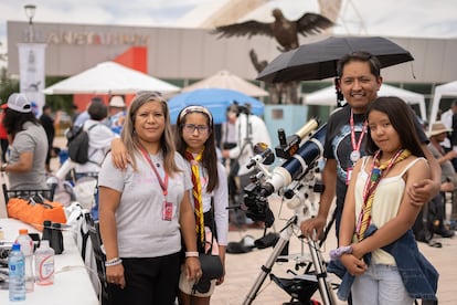 La familia de Víctor Hugo Cabrera se reúne para ver el eclipse solar en el Planetarium Torreón.