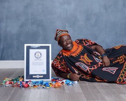 Fondzenyuy batió el récord mundial Guinness de la maratón más rápida en Toghu tradicional durante la maratón de Tokio, terminando en 4 horas y 24 minutos.