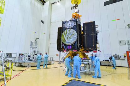 Preparativos para lanzar un nuevo satélite desde Kourou (Guayana Francesa).