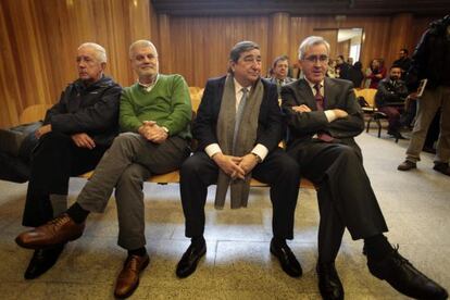 El presidente del Deportivo de La Coruña, Augusto César Lendoiro (segundo por la derecha), durante la junta de acreedores del club celebrada hoy en la Audiencia Provincial de A Coruña