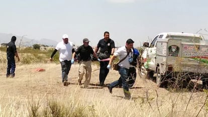 Polícia resgata o corpo da criança assassinada.