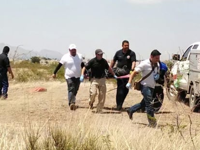 Polícia resgata o corpo da criança assassinada.