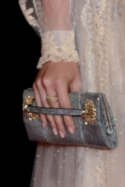 El bolsito de Lily Collins es de Valentino, como su vestido, y sus joyas de H Stern.