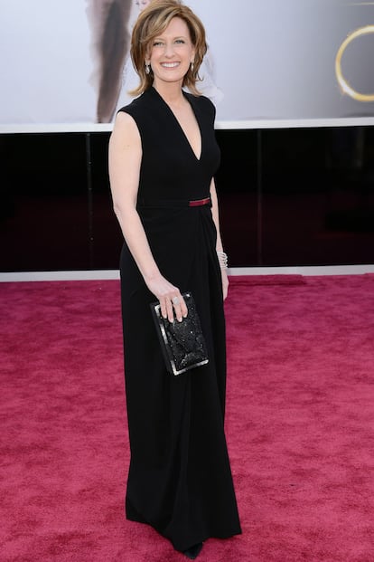 Anne Sweeney, presidenta de ABC-Disney, sencilla y elegante con este vestido negro con cinturón metalizado.