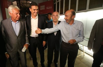 De izquierda a derecha, Felipe González, Pedro Sánchez, Joaquín Almunia y Alfredo Pérez Rubalcaba este martes en Madrid.