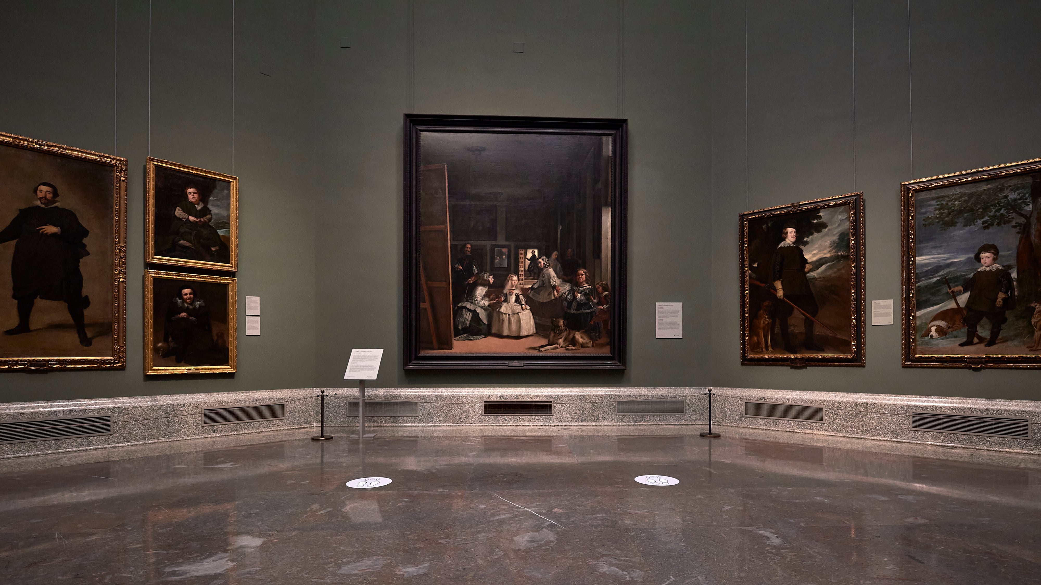 De ver ‘Las meninas’ a solas por 4.000 euros a la fiesta de Rosalía en el MNAC: los precios de los eventos en los museos