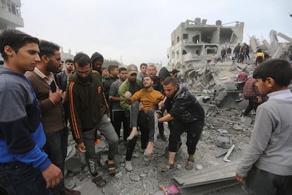 Un herido es evacuado tras ser rescatado de entre los escombros de un edificio colapsado en Rafah, este miércoles.  