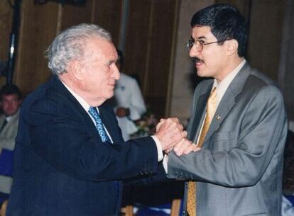 El periodista Julio Scherer y Javier Corral.