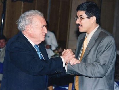 El periodista Julio Scherer y Javier Corral.