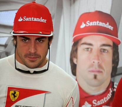 Fernando Alonso en el taller de Ferrari.