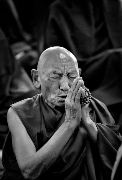 <p>Palden Gyatso reza en el templo de Tsuglagkhang del Dalai Lama en McLeod Ganj, India, por Lobsang Thomkey que se inmoló.</p> 	
<p>Durante la invasión china de Tíbet, Palden Gyatso fue detenido por manifestarse y pasó 33 años en cárceles y en campos de trabajo en el Tíbet controlado por los chinos en los que fue brutalmente torturado. Después de ser puesto en libertad, en 1992, escapó a través del Himalaya y se marchó al exilio en Dharamsala (norte de India). Desde entonces hasta su muerte, siguió profesando el budismo y realizó un cierto activismo político difundiendo la causa tibetana en sus viajes por todo el mundo. Escribió el libro Fuego bajo la nieve, su autobiografía, que desde entonces se ha traducido a muchos idiomas y del que se hizo una película en 2008.</p>  
<p>Testificó en la Audiencia Nacional como víctima del genocidio tibetano. Más tarde, la reforma de la Ley de Justicia Universal propuesta por el Gobierno de Mariano Rajoy provocó que se archivasen las investigaciones sobre la represión en la región.Palden Gyatso murió en Dharamsala el 30 de noviembre de 2018.	</p>
 