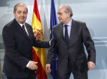 El ministro del Interior, Alberto Fern&aacute;ndez D&iacute;az (derecha), y el consejero catal&aacute;n del &aacute;rea, Felip Puig, durante la reuni&oacute;n mantenida ayer en Madrid. 
