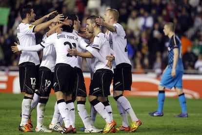 Los jugadores del Valencia festejan el tercer gol.
