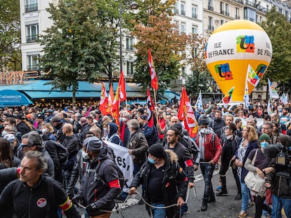 Miles de manifestantes participan en una protesta contra el aumento de los precios en París.