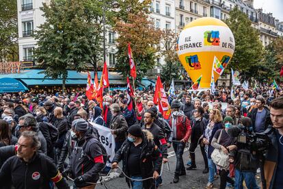 Miles de manifestantes participan en una protesta contra el aumento de los precios en París.