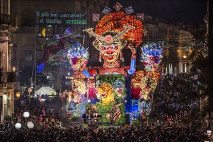 Desfile por las calles del centro histórico de la ciudad italiana de Acireale durante el carnaval, el 2 de marzo de 2019.