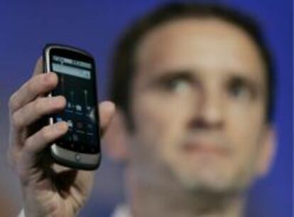 Mario Queiroz, uno de los vicepresidentes de Google, muestra el Nexus One