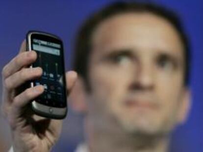 Mario Queiroz, uno de los vicepresidentes de Google, muestra el Nexus One
