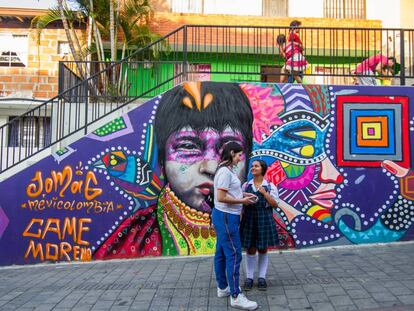 Un grafitti en la Comuna 13 de Medellín, donde Casa Kolacho trabaja por reducir la violencia con la cultura hip hop como única arma